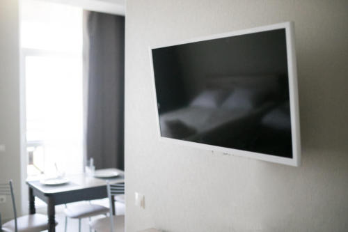 Все номера гостевого дома располагают телевизором с плоским экраном